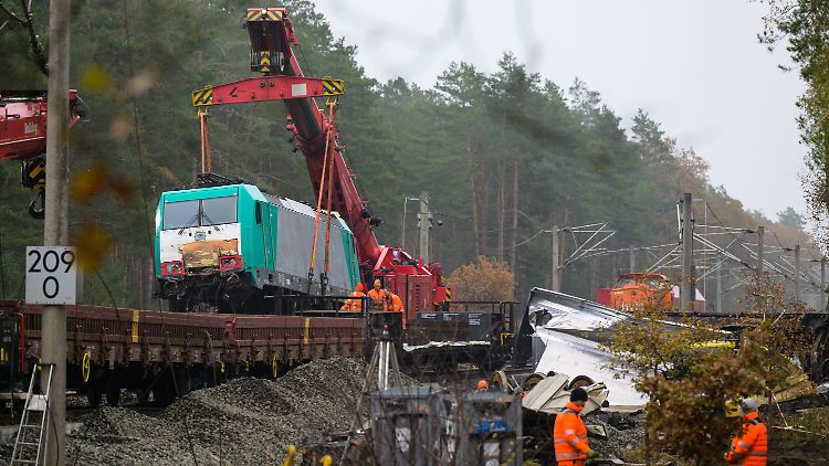 Spezialisten haben die verunglückte Lokomotive auf einen Spezialwagen aufgebockt.