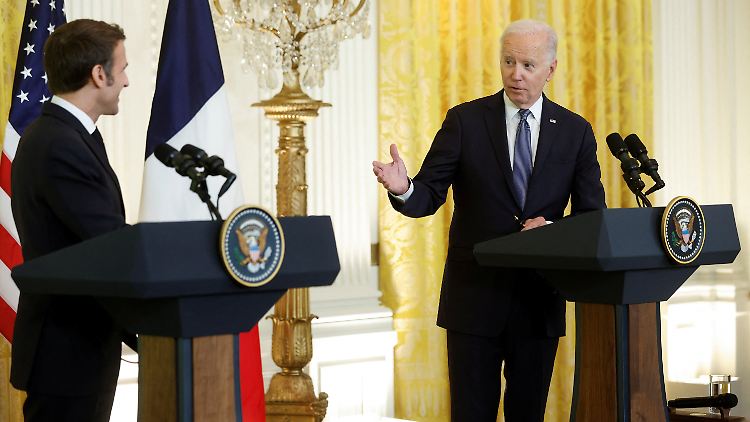Biden (r.) zeigte sich beim Besuch von Macron in Washington auch kompromissbereit, was das umstrittene Inflationsbekämpfungsgesetz angeht: "Wir können Anpassungen vornehmen."