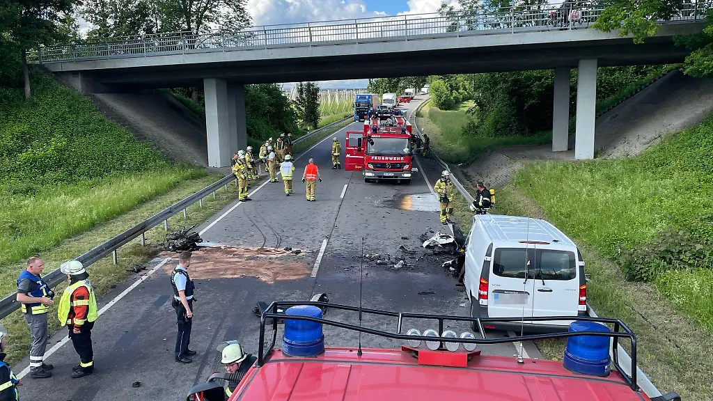 Mehrere-Fahrzeuge-und-Einsatzfahrzeuge-stehen-nach-einem-Verkehrsunfall-auf-der-Fahrbahn