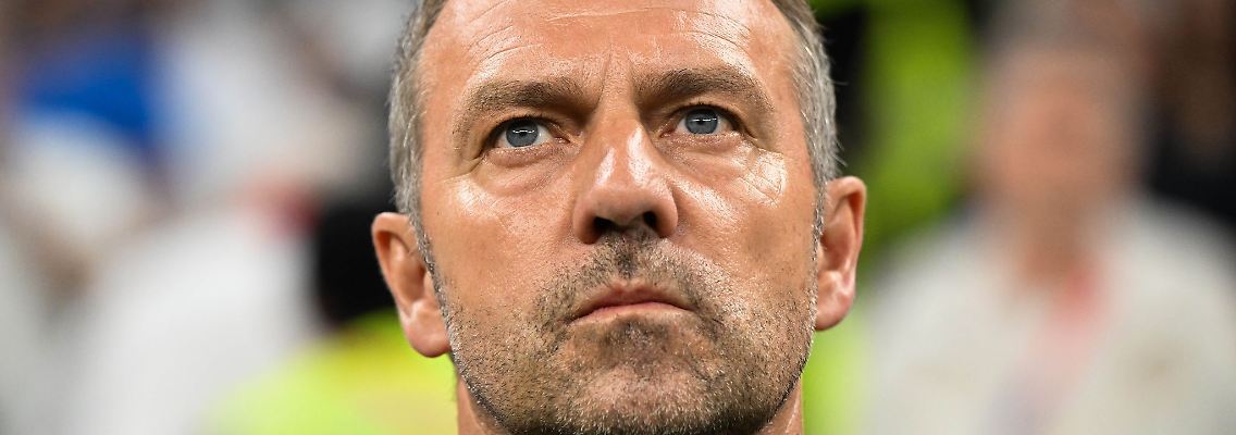 Bundestrainer Hansi Flick steht an der Seitenlinie.