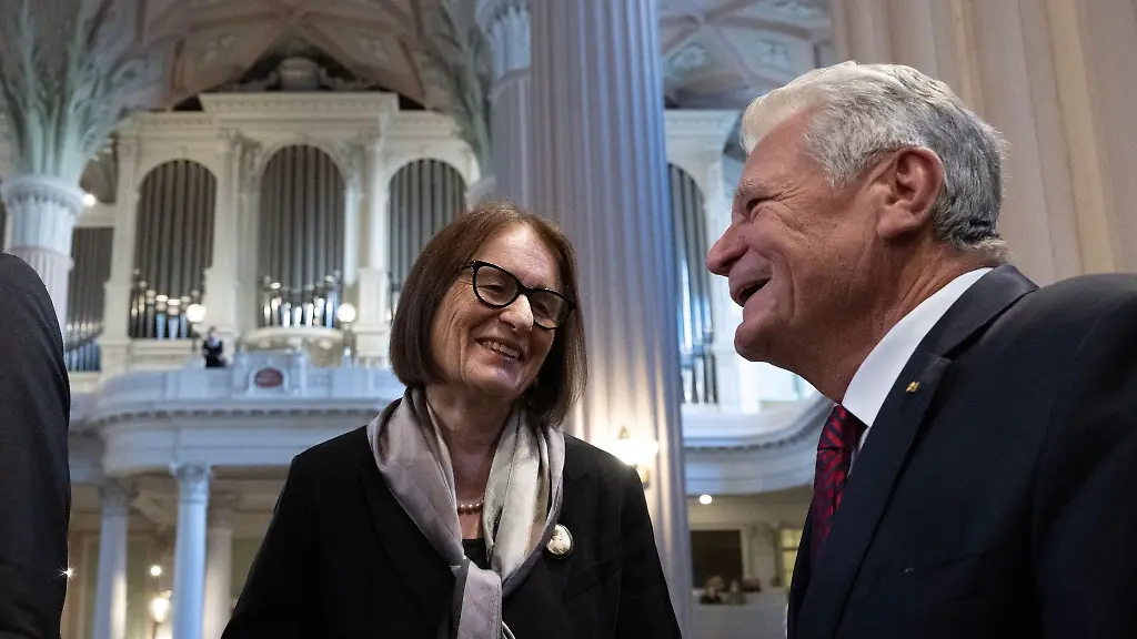 Irina-Scherbakowa-russische-Menschenrechtsaktivistin-und-Bundespraesident-a-D-Joachim-Gauck