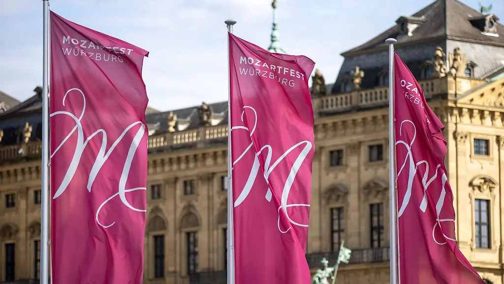 Fahnen-mit-der-Aufschrift-Mozartfest-Wuerzburg-wehen-vor-der-Wuerzburger-Residenz