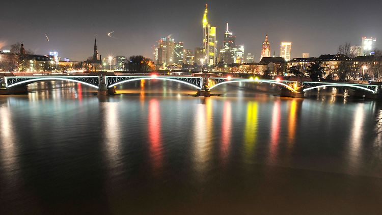 Bis an die Bankenskyline von Frankfurt scheinen die schlammigen Hochwasserfluten des Main zu reichen.
