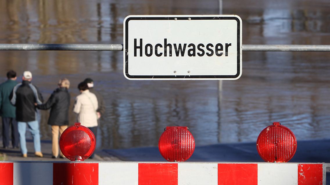 Im fränkischen Sand am Main ist eine Straße überflutet. Die Gemeinde ist durch die Überschwemmungen in zwei Teile geteilt.