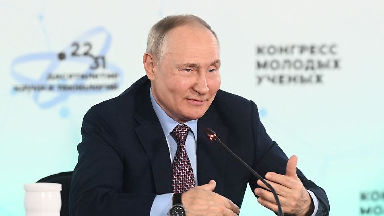 Sein Sprecher sagt:  "Der Präsident der Russischen Föderation war, ist und bleibt immer offen für Verhandlungen, um unsere Interessen zu wahren."