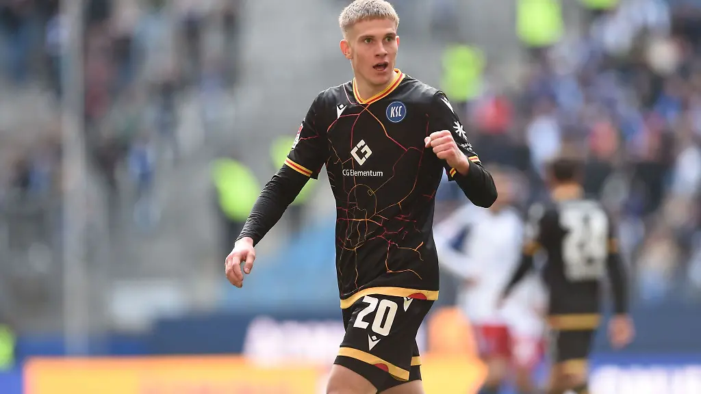 Karlsruhes-David-Herold-jubelt-nach-dem-Schlusspfiff