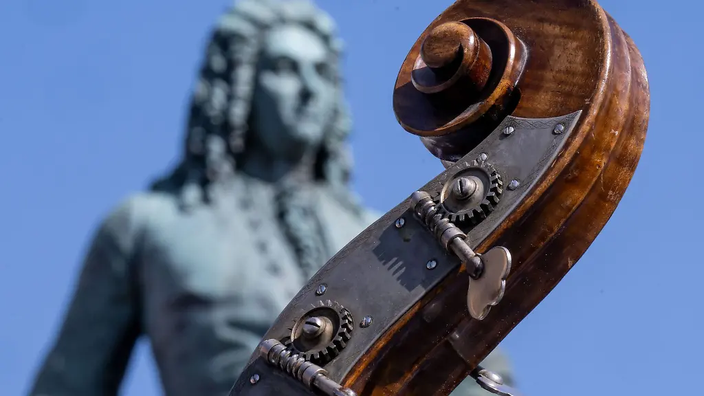 Die-Schnecke-eines-Kontrabass-ist-unter-dem-Haendel-Denkmal-in-Halle-Saale-zu-sehen