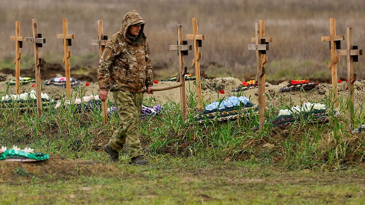Ein Totengräber auf einem Friedhof in Luhansk, auf dem russische Soldaten beerdigt sind. 