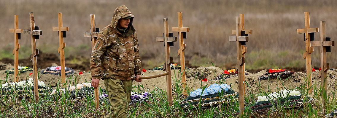 2022-11-11T125417Z_1817002725_RC2KJX9LILR3_RTRMADP_3_UKRAINE-CRISIS-DONBAS-SOLDIERS-BURIALS.JPG
