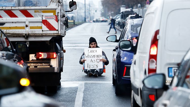 Straßenblockaden sind ein Mittel der Wahl für die "Letzte Generation", um gegen die Klimapolitik zu protestieren.