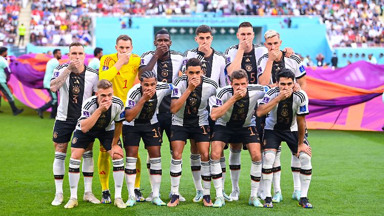 Mit der "Hand vor den Mund"-Geste sorgte die DFB-Elf bei der WM in Katar vor dem Japan-Spiel für Wirbel.