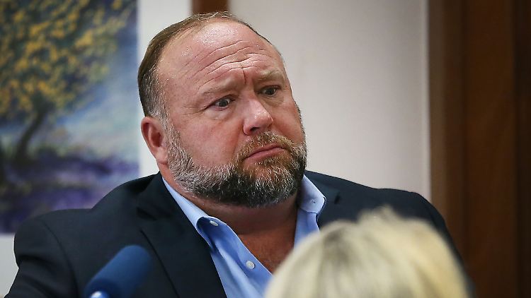 In dem Antrag für eine Privatinsolvenz gibt Jones an, dass er ein Vermögen von zwischen einer und zehn Millionen Dollar besitze.