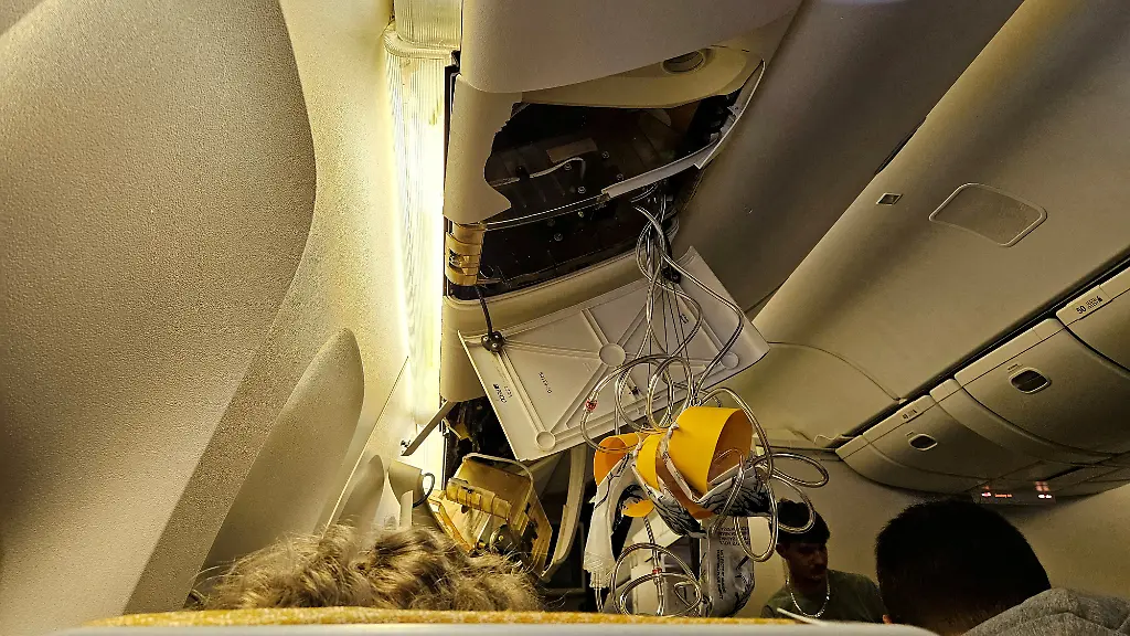 2024-05-24T035333Z-151567911-RC2QW7A30VUN-RTRMADP-3-SINGAPOREAIRLINES-THAILAND-SINGAPORE