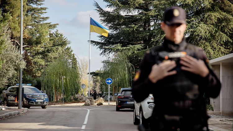 Ein Polizeibeamter steht in der Nähe der ukrainischen Botschaft nach deren Sperrung. 