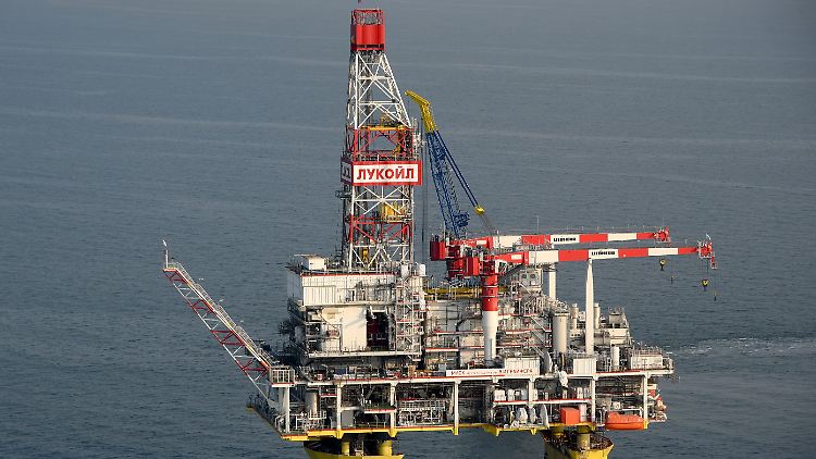 Ölbohrplattform des russischen Unternehmens Lukoil im Kaspischen Meer.