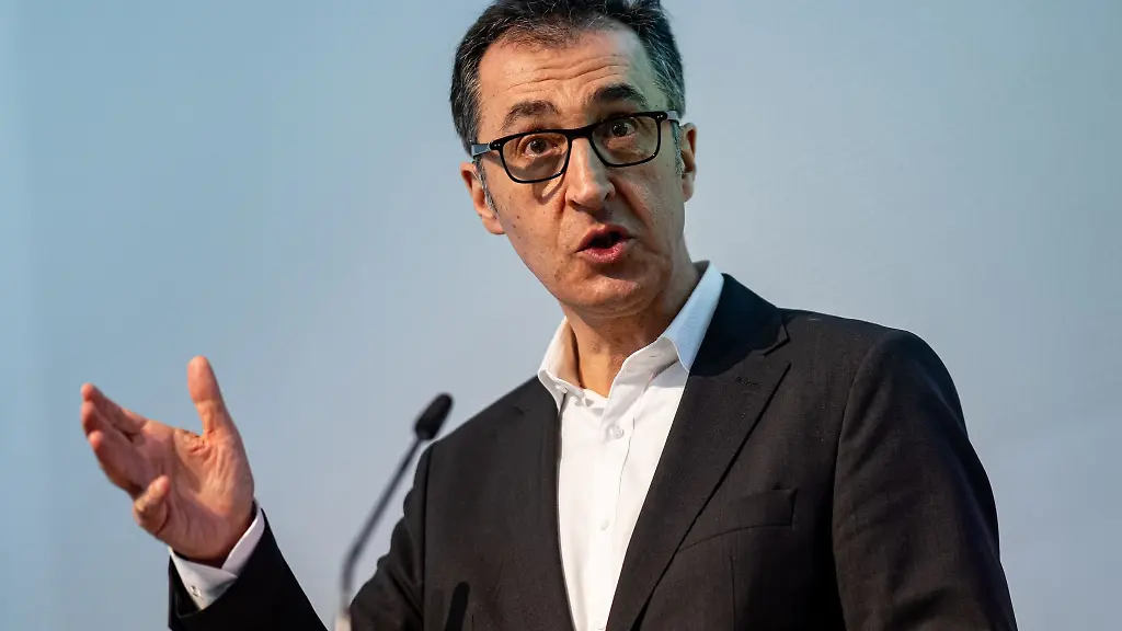 Landwirtschaftsminister-Cem-Oezdemir-will-Tiere-gesetzlich-besser-schuetzen