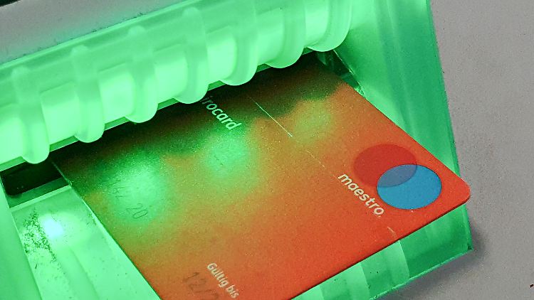 Aktuell sind Girocards noch mit Maestro-Funktionen ausgestattet. Doch das ändert sich zum 1. Juli 2023.