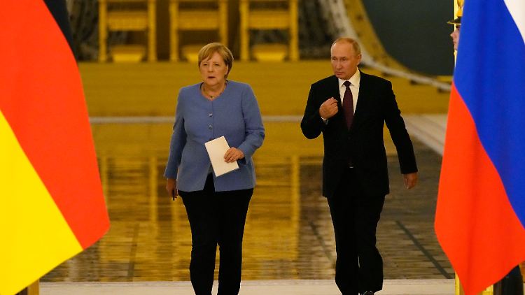 "Merkel hat Putin seit 2014 suggeriert, dass Deutschland am russischen Gas unbedingt festhalten werde", sagt Jan C. Behrends. "Das waren die falschen Signale." Das Bild zeigt Merkel und Putin im August 2021.