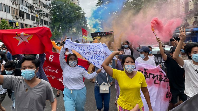 Studenten demonstrieren im Juli in Yangon gehen die Machtübernahme der Militärjunta.
