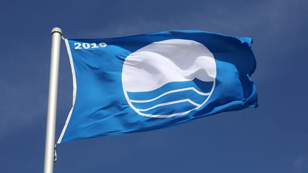 Am-Ostseestrand-von-Warnemuende-weht-2019-die-Blaue-Flagge-fuer-besondere-Sauberkeit-und-eine-hervorragende-Wasserqualitaet