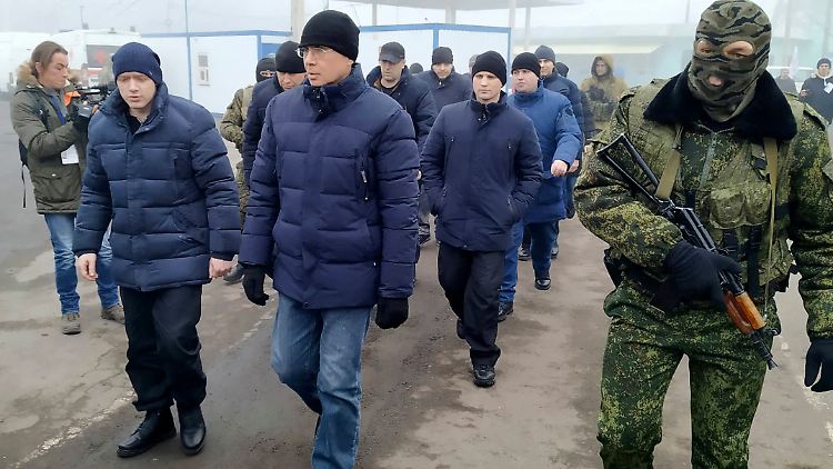 Eine Gruppe von Ukrainischen Kriegsgefangenen in der Nähe des Kontrollpunktes Horliwka, Ostukraine, bei einem Gefangenenaustausch zwischen der Regierung in Kiew und prorussischen Separatisten.