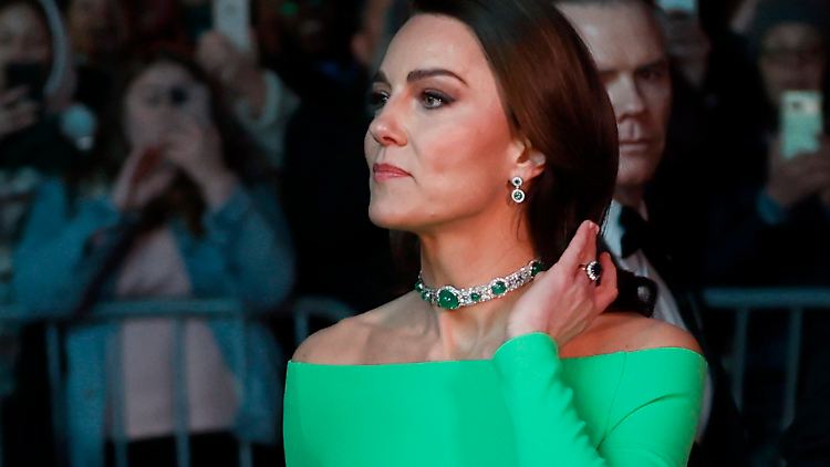 Prinzessin Kate trägt das Erbstück zu einem leuchtend grünen schulterfreien Kleid von Solace London.