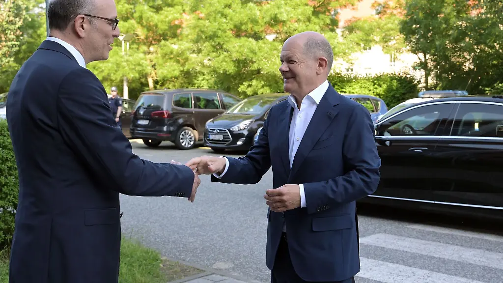 Bundeskanzler-Olaf-Scholz-r-wird-von-Alexandros-Tassinopoulos-Geschaeftsfuehrer-der-Arbeitsagentur-Potsdam-begruesst