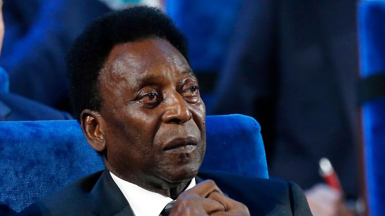 Die brasilianische Fußball-Legende Pelé kämpft gegen den Krebs.