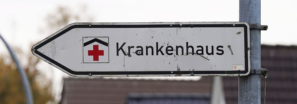 Ein Hinweisschild mit der Aufschrift "Krankenhaus" weist den Weg zur Klinik.