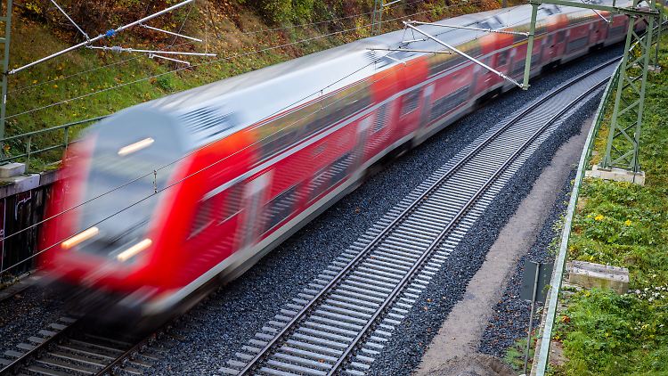 Das bundesweite Ticket für Busse und Bahnen sollte ursprünglich zum Jahreswechsel kommen. Doch es hat Verspätung.
