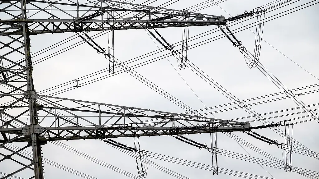 Ein-Strommast-steht-neben-dem-Umspannwerk-Redwitz