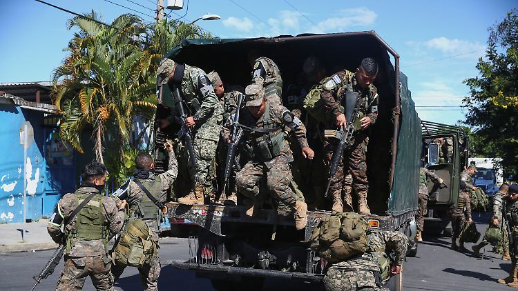 Zu Tausenden strömten Soldaten durch die Hauptstadt San Salvador.