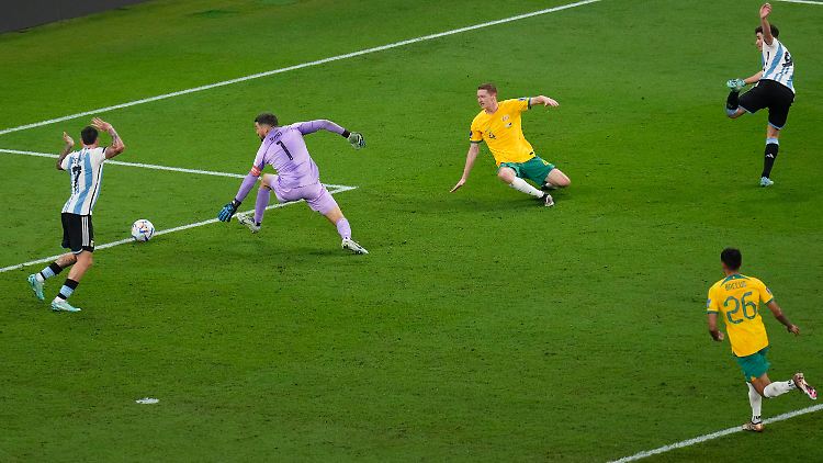Alvarez bestrafte den Fehler von Australiens Keeper Ryan.