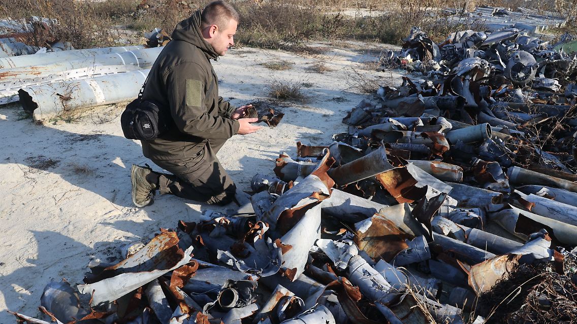 Dieses Bild vom Dienstag zeigt einen Vertreter der ukrainischen Staatsanwaltschaft, der Überreste von Waffen dokumentiert und untersucht.