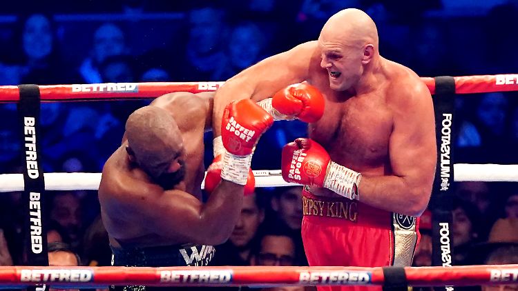 Ex-Europameister Chisora (l.) konnte Fury in keiner Phase des Kampfes Paroli bieten.