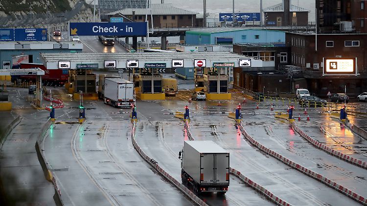 Lastwagen fahren zum Check-in in das Terminal am Hafen von Dover.