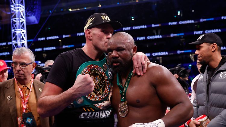 Tyson Fury gibt seinem chancenlosen Herausforder Dereck Chisora ein Küsschen.
