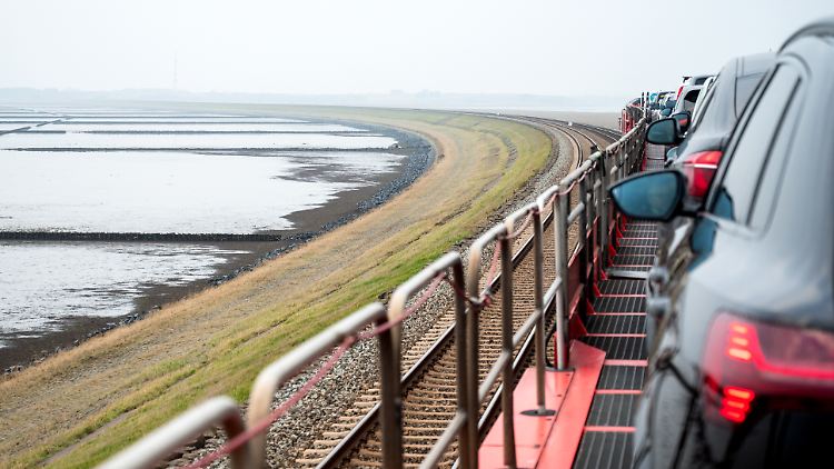 Der Hindenburgdamm, der die Insel Sylt mit dem Festland verbindet, könnte in Zukunft auch Syltdamm genannt werden.