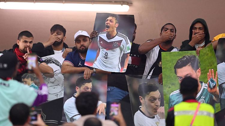 Fans halten beim Spiel gegen Costa Rica Plakate mit Mesut Özil hoch und werfen dem DFB Doppelmoral vor.