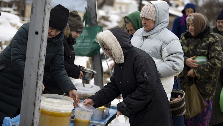 An vielen Orten im Land geben Freiwillige warmes Essen aus. 