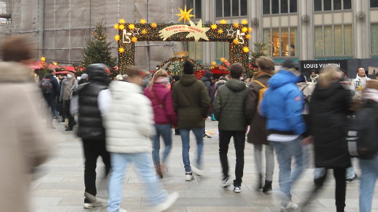 Die Fußgängerzonen sind belebt, Geld geben viele trotzdem nur zögerlich aus.