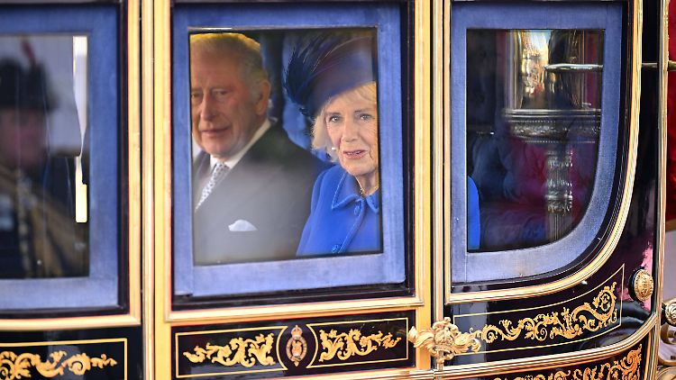 Laden Ngozi Fulani in den Palast ein: König Charles und seine Gemahlin Camilla.