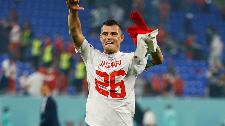 Xhaka tanzte ausgelassen mit dem Trikot seines Teamkollegen.