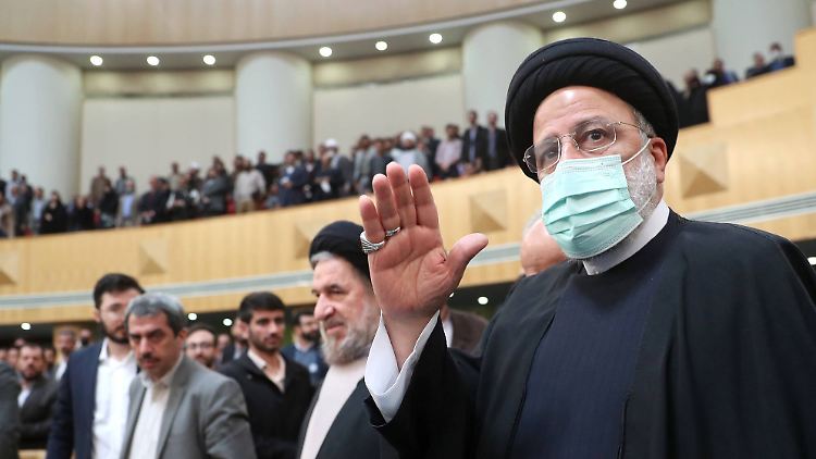 Irans Präsident Raisi berät sich mit Ministern - doch die Führung genießt längst kein Vertrauen mehr im Land.