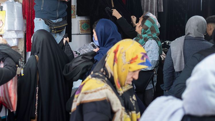 Iranische Frauen auf dem großen Basar in Teheran.