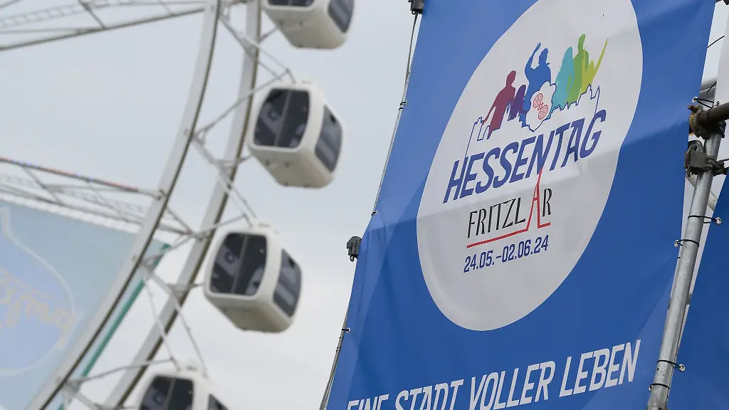 Das-Logo-vom-61-Hessentag-ist-vor-einem-Riesenrad-zu-sehen