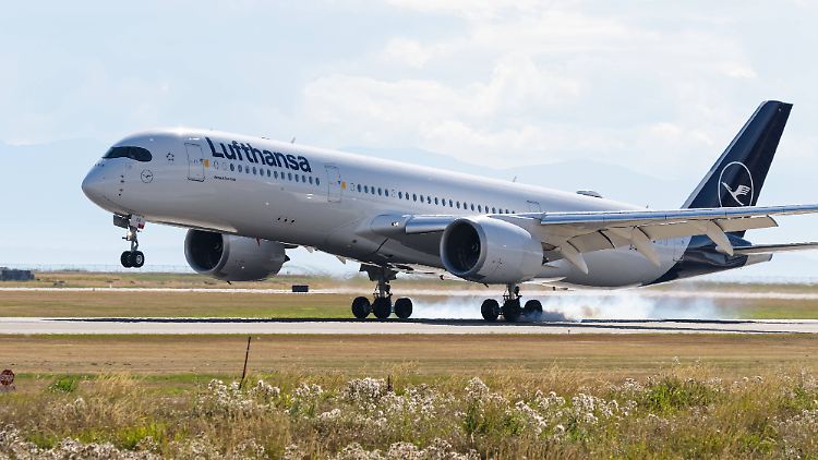 Eine Lufthansa-Maschine vom Typ A350 (Archivbild).
