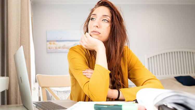 Lieber aus dem Fenster gucken, als mit der Arbeit anzufangen: Prokrastination kann zu einem echten Problem werden.