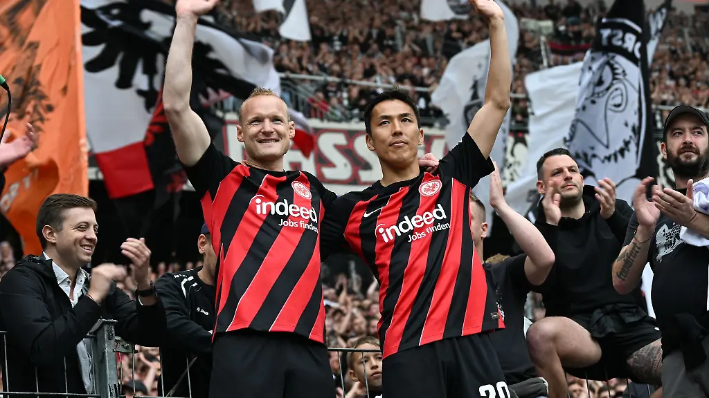 Frankfurts-Makoto-Hasebe-r-und-Sebastian-Rode-werden-nach-dem-Spiel-von-den-Ultras-verabschiedet