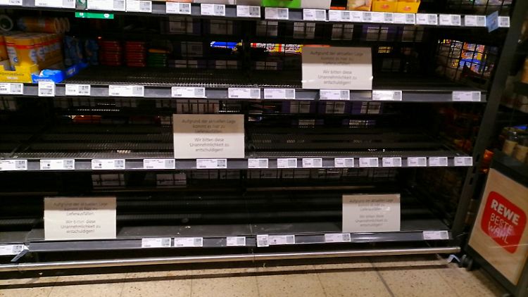 Leere Regale in deutschen Supermärkten. Zuletzt waren allerdings nicht Lieferschwierigkeiten oder Hamsterkäufe der Grund, sondern der Preis-Streit zwischen Händlern und Herstellern.